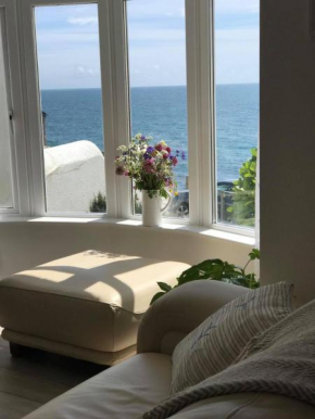 Cliff House - a stunning sea view 2 bed apartment in Porthleven